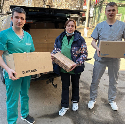 Заступник голови благодійного фонду «Твори добро» Ліна Прокопів разом з волонтерами щодня відправляють гуманітарну допомогу у військові госпіталі, лікарні, геріатричні та дитячі будинки.